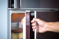 Скрипит дверь холодильника