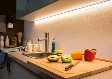 Монтаж светодиодной ленты на кухне под шкафами