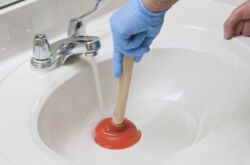 Как устранить запах канализации в ванно