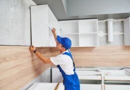 Как повесить кухонные шкафы на стену