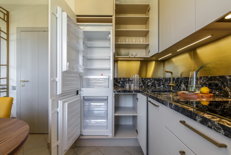 Можно ли встроить обычный холодильник в шкаф