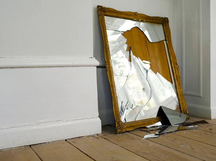 Как правильно выбросить зеркало из дома